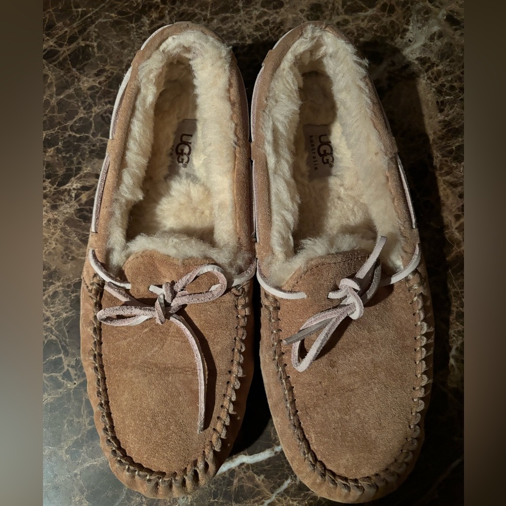UGG Shoes Womens 7 Dakota
Slip On Lined Moccasins Slippers
Beige Tan Suede
